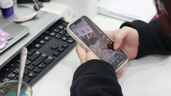 青少年沉迷游戏 孩子玩游戏
