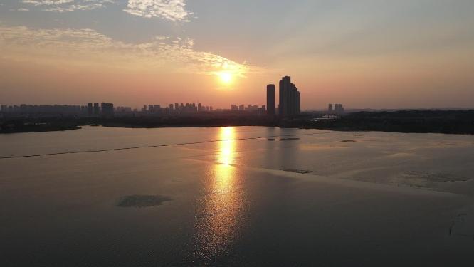 4k湖边城市日落航拍延时