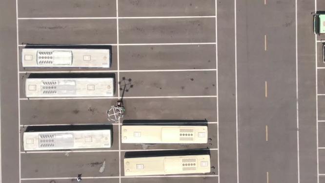 城市公交车车站航拍