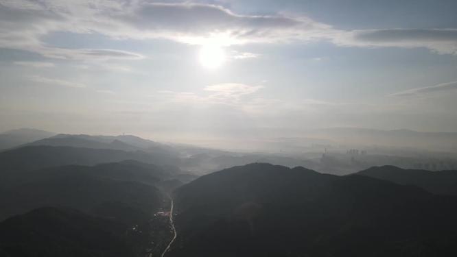 大山清晨迷雾航拍