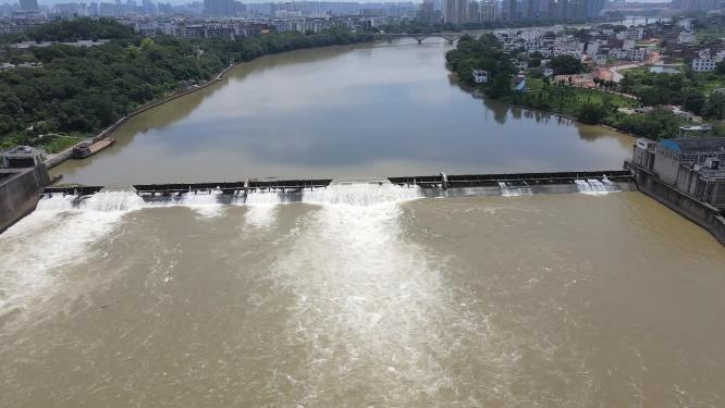 洪水泄洪口堤坝水流航拍