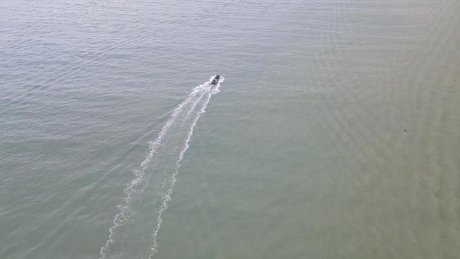 深圳杨梅坑度假区大海海浪渔船航拍