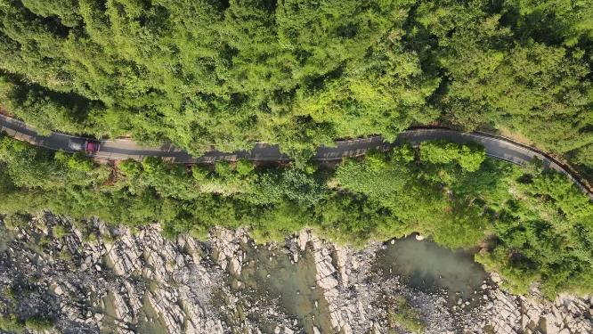 俯拍沿河公路乡村道路