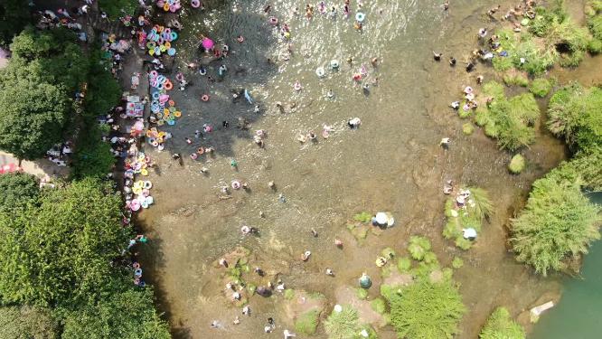 夏季河流游泳避暑航拍