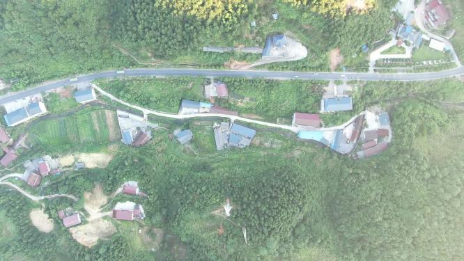 大山山谷乡村公路航拍