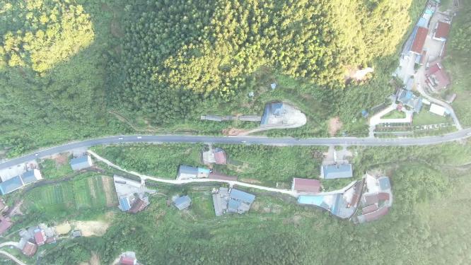 大山山谷乡村公路航拍