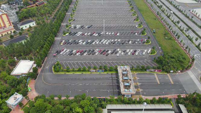 空旷露天停车场航拍