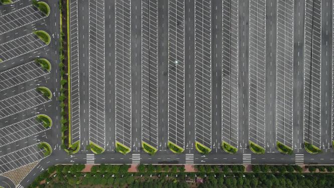 空旷露天停车场航拍