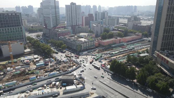 城市交通交叉路口车辆行驶航拍