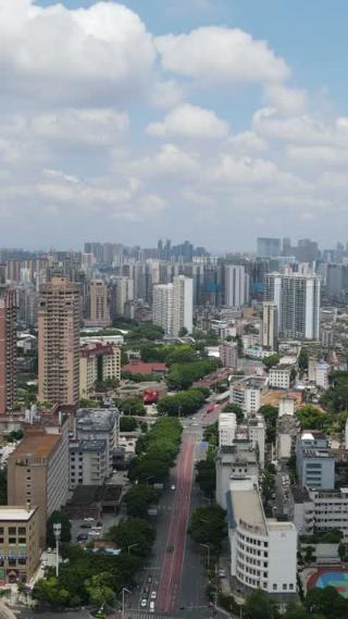 贵阳城市蓝天白云竖屏航拍