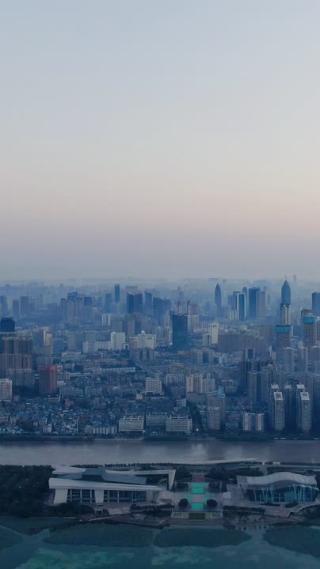 城市航拍湖北武汉城市交通竖屏