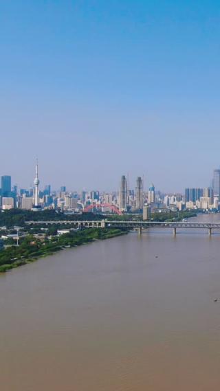 城市航拍湖北武汉城市交通竖屏