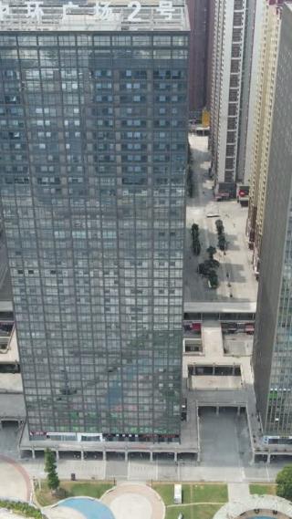 贵阳城市蓝天白云竖屏航拍