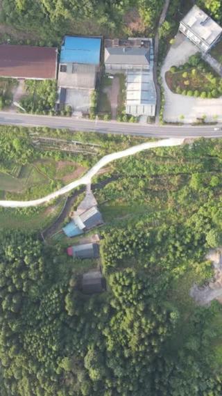 大山山谷公路交通竖屏航拍