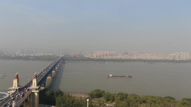 航拍南京长江大桥交通