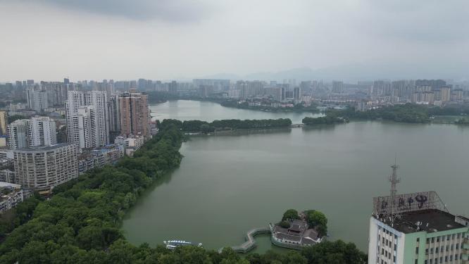 航拍江西九江沿江交通车辆行驶