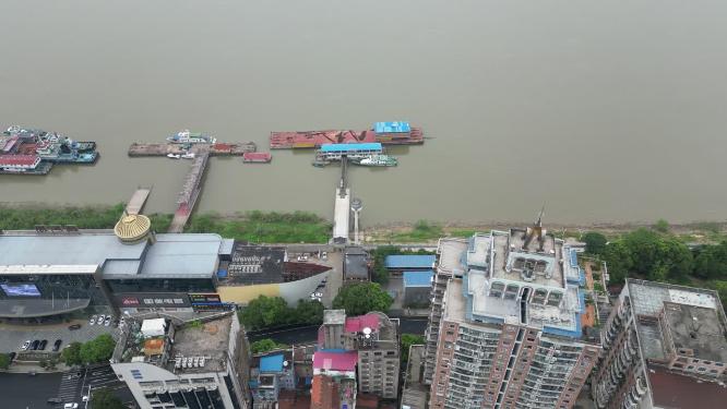航拍江西九江沿江交通车辆行驶