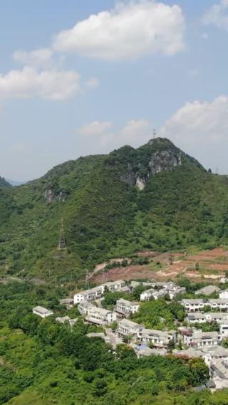 航拍贵州大山山脚村寨竖屏