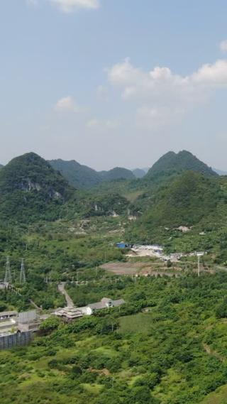 航拍贵州大山山脚村寨竖屏