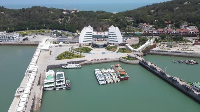 大海海洋渔船码头沙滩礁石航拍