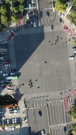 城市十字交叉路口拥堵交通俯拍