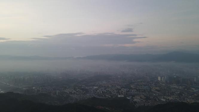 城市清晨迷雾航拍