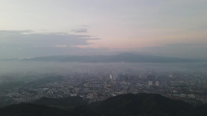 城市清晨迷雾航拍