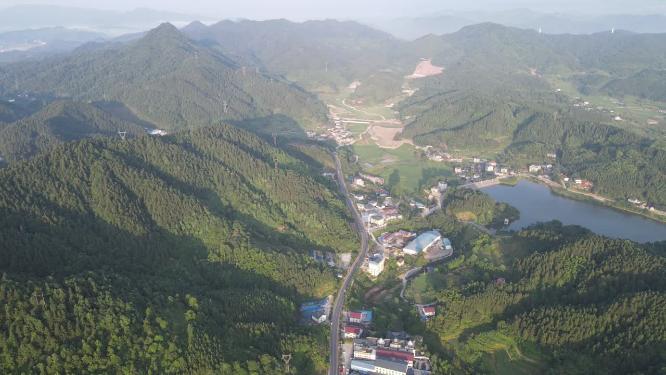 大山山谷乡村公路航拍