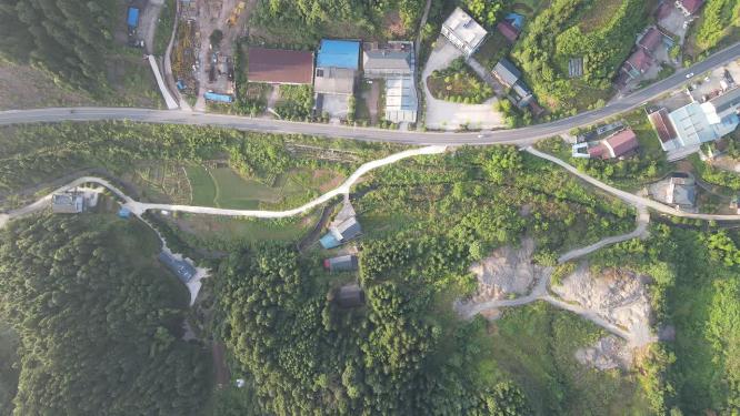 大山山谷乡村公路航拍