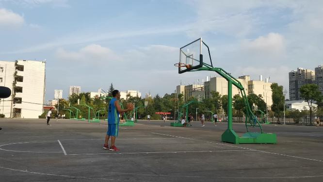 实拍篮球场打篮球运动