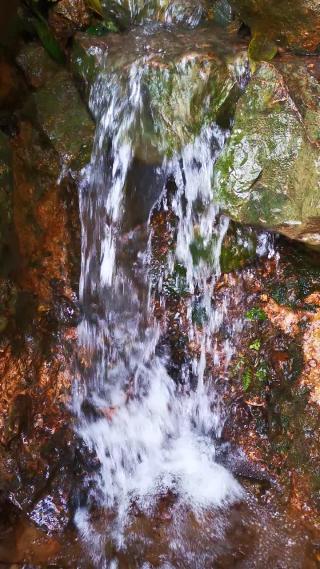 山间流水自然风光