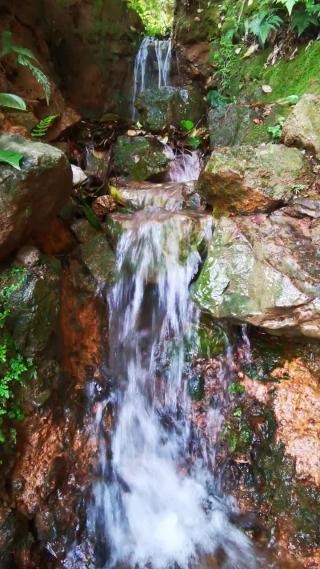 山间流水自然风光