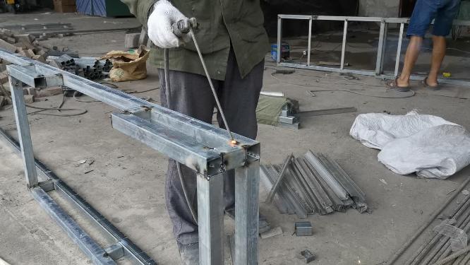 电焊工人施工实拍