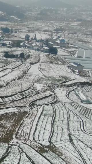 航拍冬天山区农田雪景