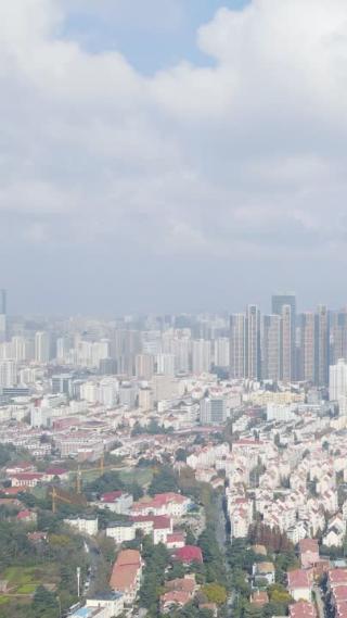 城市航拍湖南长沙城市天际线蓝天白云竖屏