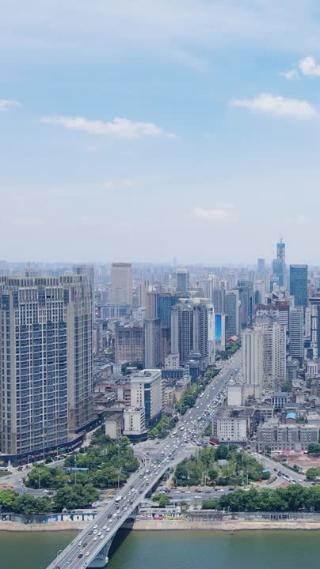 城市航拍湖南长沙城市天际线蓝天白云竖屏