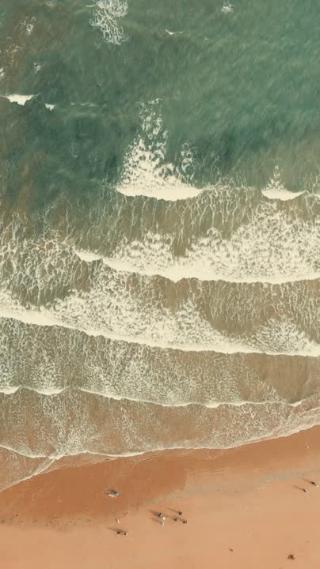 自然风光俯拍海浪拍打沙滩
