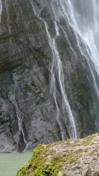 自然风景悬崖瀑布流水竖屏