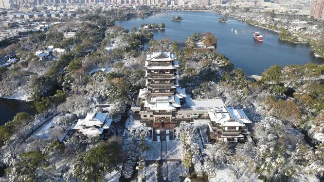 航拍山东济南大明湖5A景区雪景