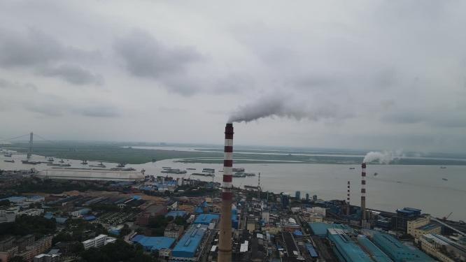 航拍工业生产工厂烟冲炊烟