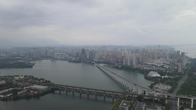 航拍江西九江沿江交通车辆行驶