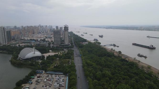 航拍江西九江沿江交通车辆行驶