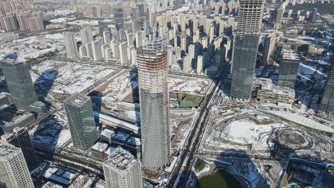 航拍济南金融中心CBD在建高楼吊塔