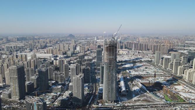 航拍济南金融中心CBD在建高楼吊塔