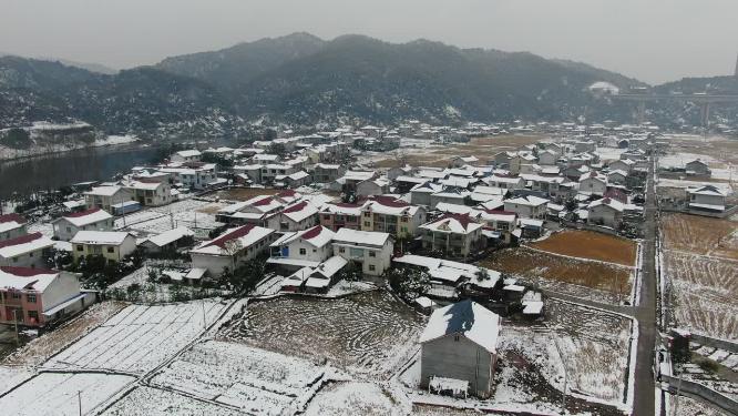 航拍田园乡村农田冬天雪景