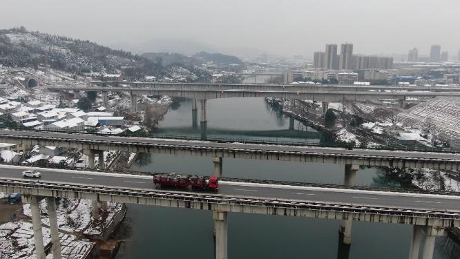 航拍雪景跨河大桥交通
