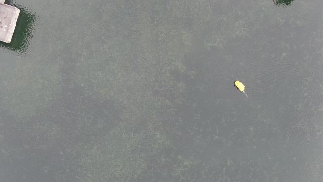 蓝色湖面行驶船只自然风光航拍
