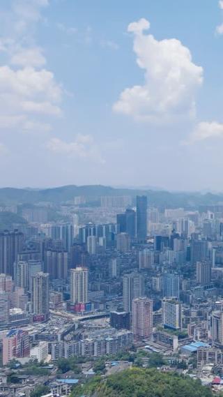 贵阳城市蓝天白云竖屏航拍