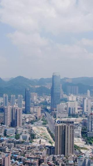 贵阳城市蓝天白云竖屏航拍