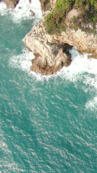 大海海浪沙滩礁石航拍